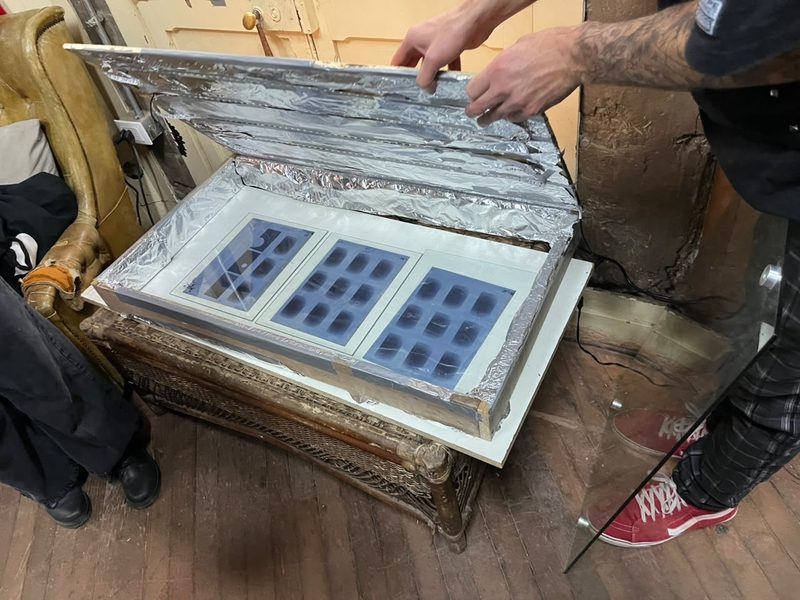 Caja de exposición con fotogramas invertidos impresos en transparencias