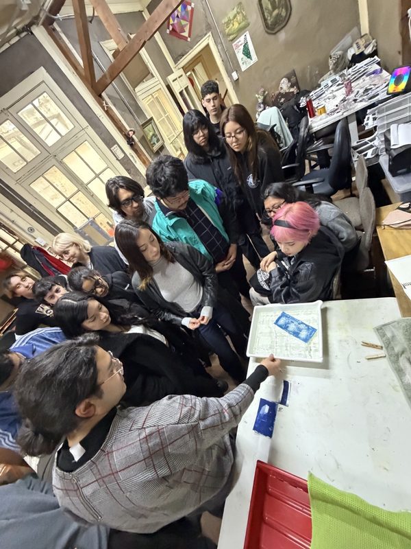 Estudiantes alrededor de la mesa de trabajo