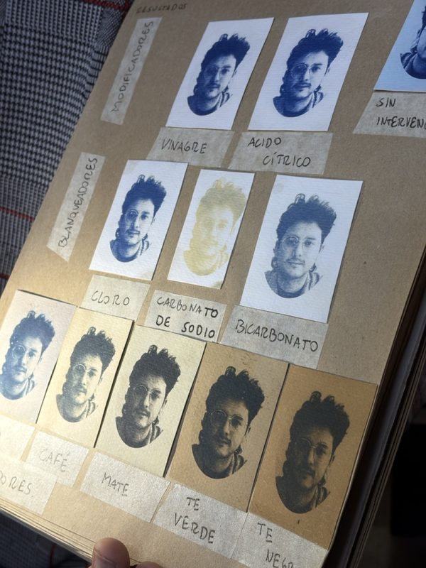 Retratos en cianotipia virados con café, mate, té y otros