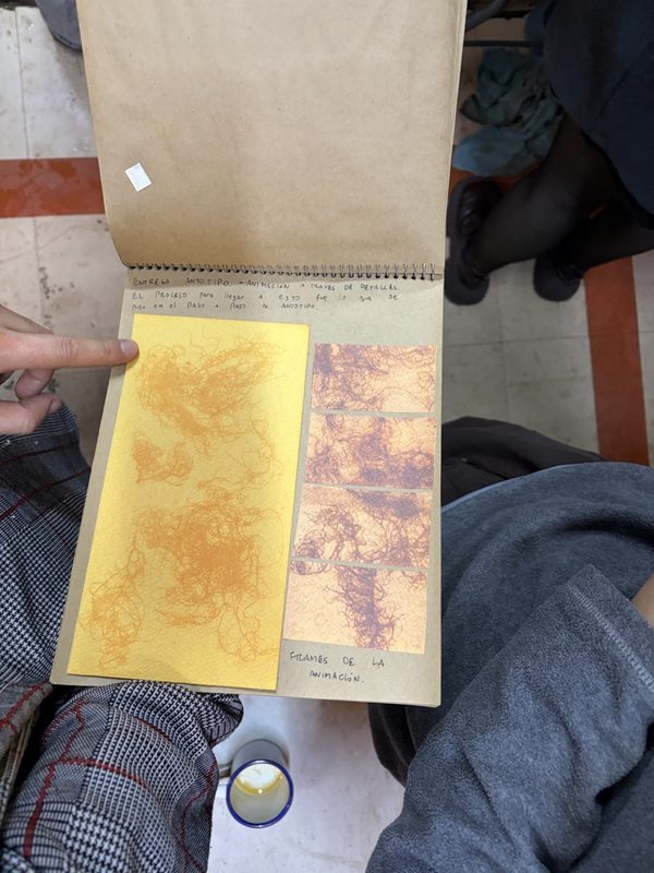 Pruebas de impresión en un cuaderno de muestras