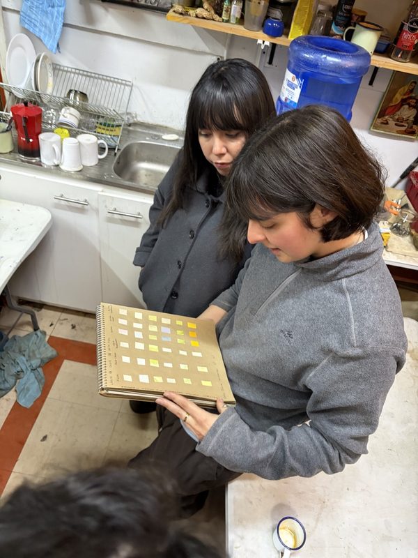 Estudiantes revisando un cuaderno de pruebas