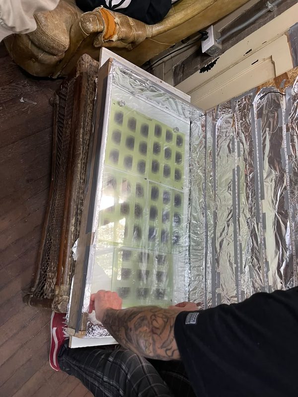 Caja de exposición forrada en papel de aluminio