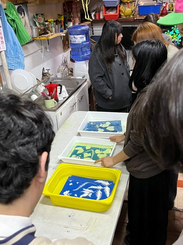 Estudiantes en la mesa de lavado