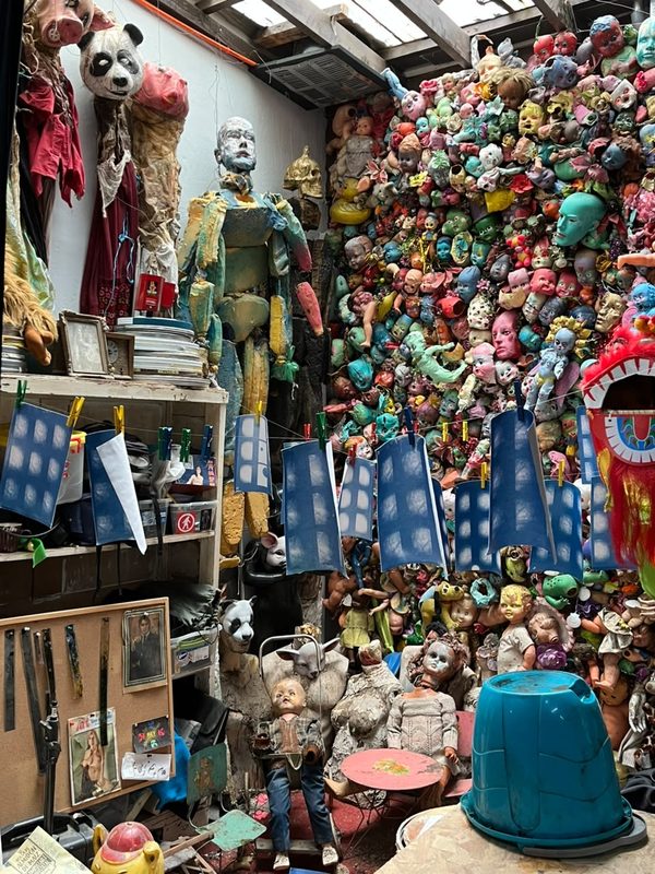 Fotogramas en cianotipia entre las máscaras de Casa Fósfora