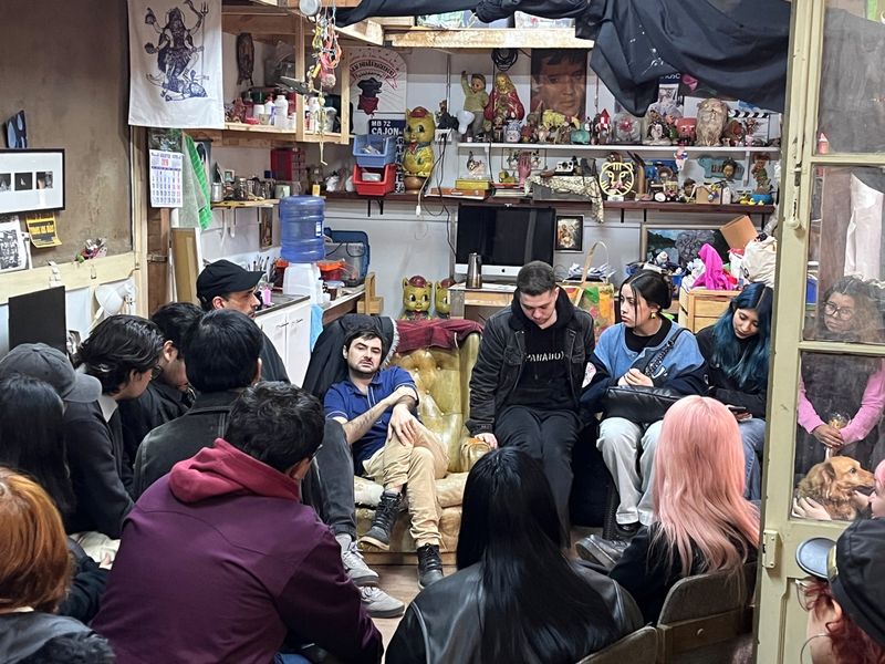 Pablo Martín Weber in conversation with students at Casa Fósfora