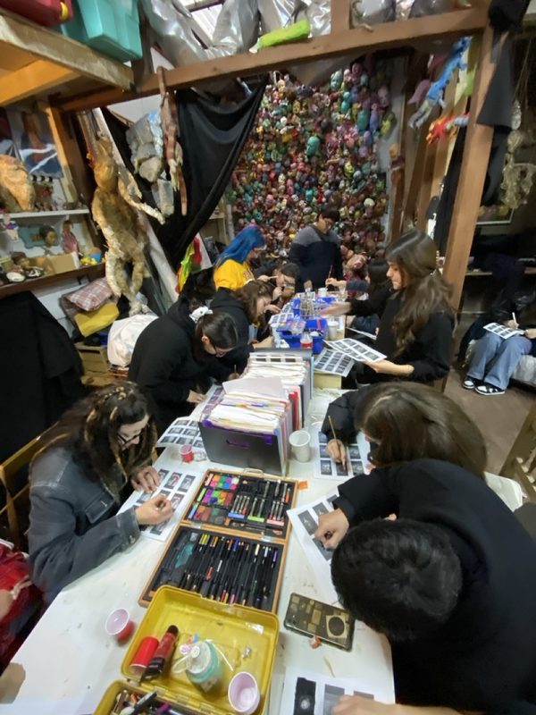 Estudiantes interviniendo fotogramas impresos en Casa Fósfora