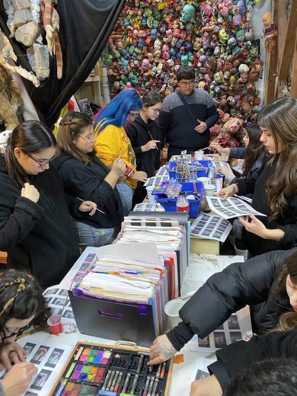 Estudiantes interviniendo fotogramas impresos en Casa Fósfora