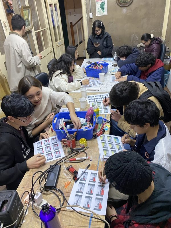 Estudiantes interviniendo fotogramas impresos en Casa Fósfora
