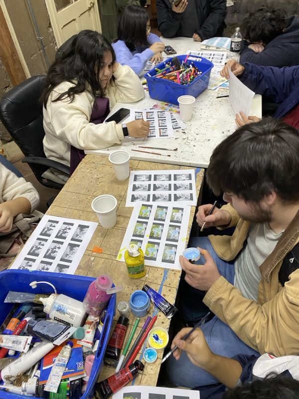 Estudiantes interviniendo fotogramas impresos en Casa Fósfora