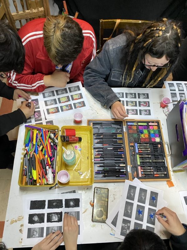 Estudiantes interviniendo fotogramas impresos en Casa Fósfora