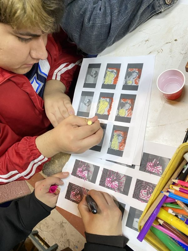 Fotogramas impresos intervenidos a mano