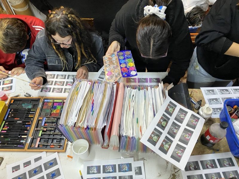 Estudiantes interviniendo fotogramas impresos en Casa Fósfora