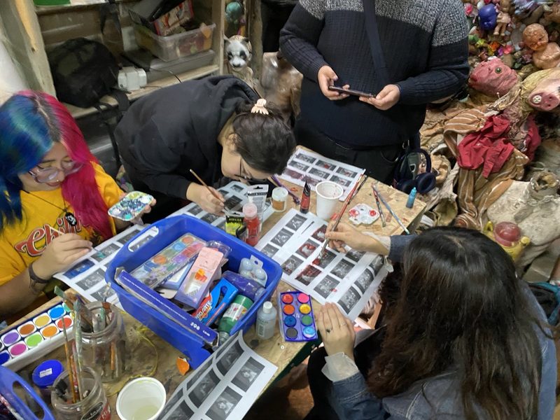 Estudiantes interviniendo fotogramas impresos en Casa Fósfora