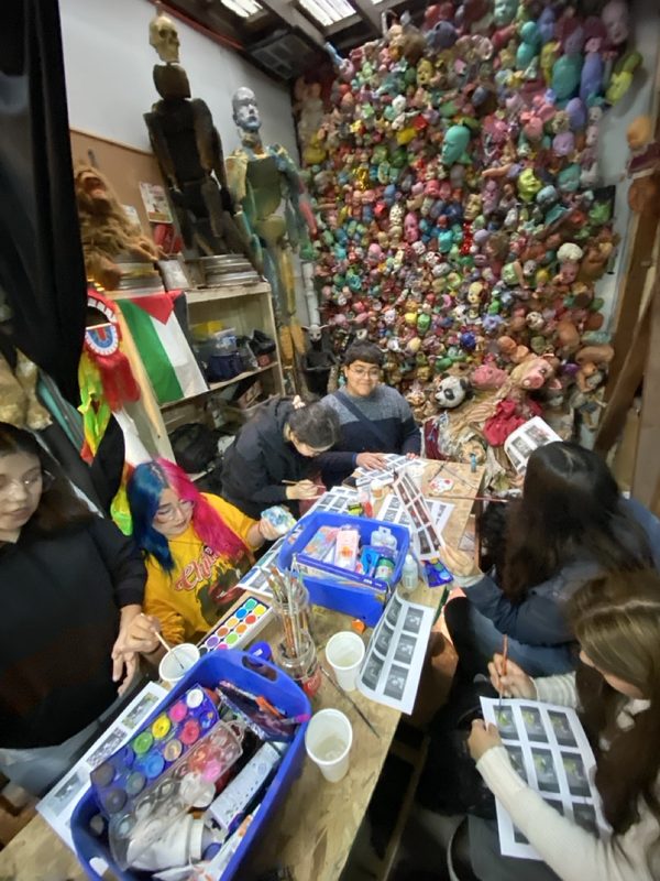 Estudiantes interviniendo fotogramas impresos en Casa Fósfora